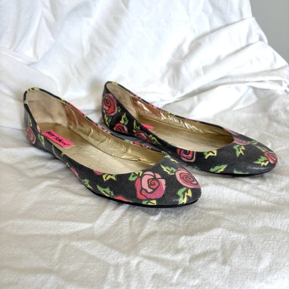 Betsy Johnson Size 8.5 Ballet Flats Casual Round Toe Roses Everyday Coquette - Picture 2 of 14